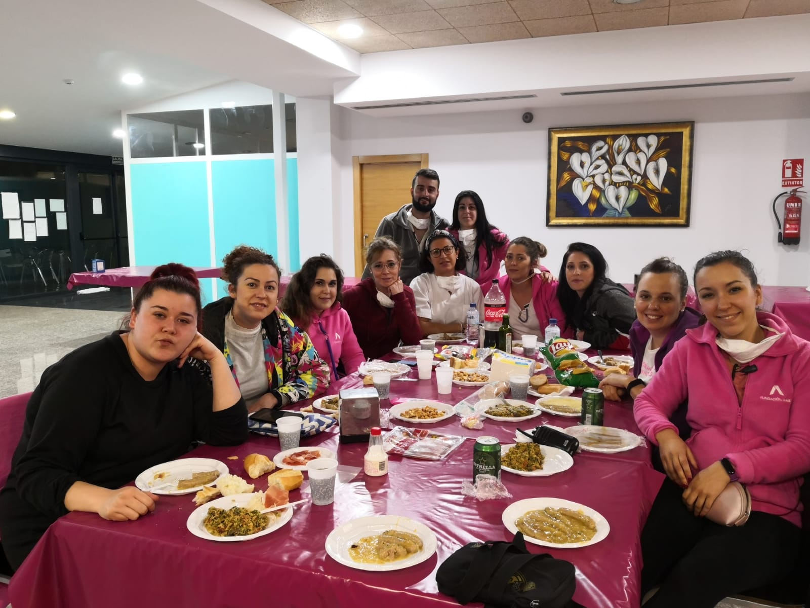 Empleados comen en el residencial