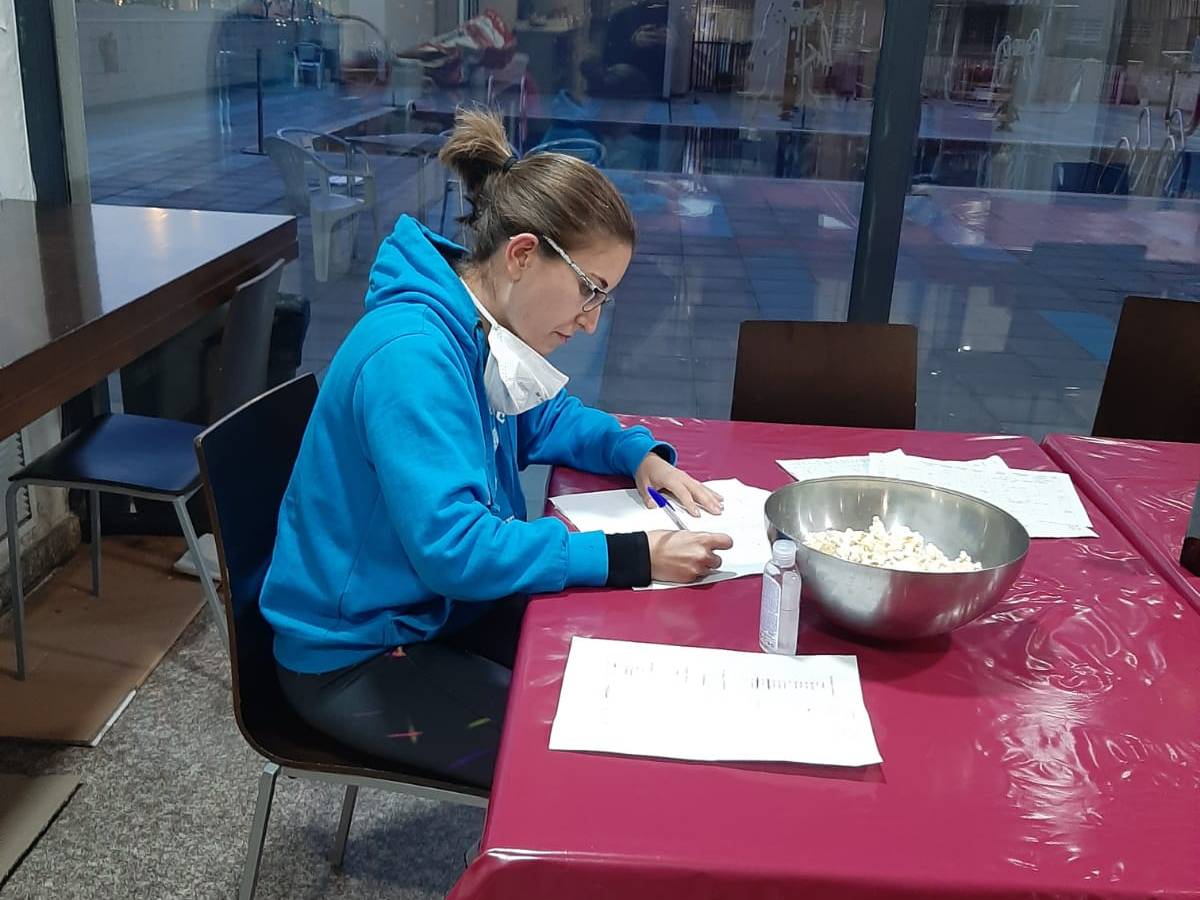 Nuestra Nutricionista, Virginia, planificando los menús de los residentes