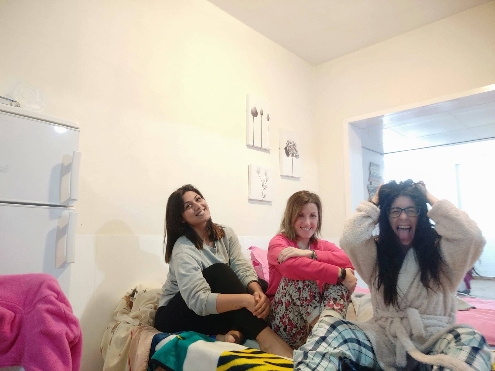 Nuestras auxiliares en la zona habilitada como albergue