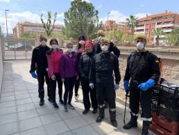 Trabajadores del residencial con algunos de los soldados de la UME