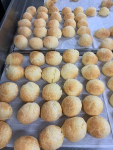 Pao de queijo con almidón de yuka y quese por dentro