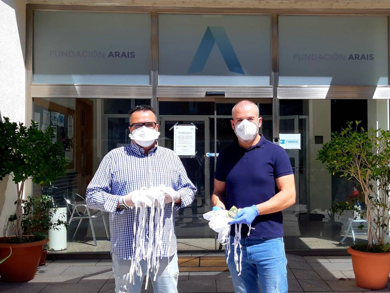 Manuel Ruiz, delegado de RAGCE en Murcia nos hace entrega de las mascarillas