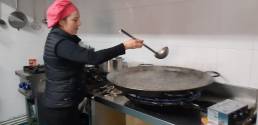 La cocinera Rosa Gálvez prepara un arroz negro