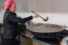 La cocinera Rosa Gálvez prepara un arroz negro