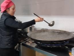 La cocinera Rosa Gálvez prepara un arroz negro